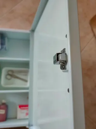 Botiquín antiguo metálico