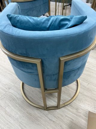 Silla azul y dorada de terciopelo