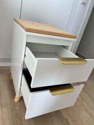 Mesitas de noche blancas con detalles dorados