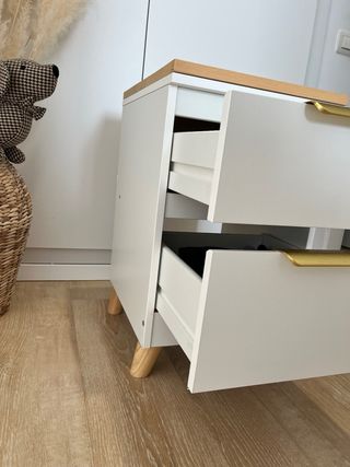 Mesitas de noche blancas con detalles dorados