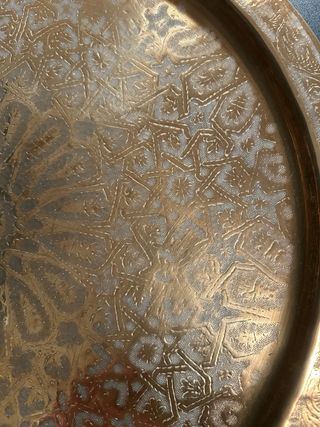 Plato decorativo dorado con grabado