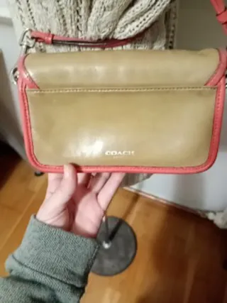 Bolso bandolera piel Coach beige y coral
