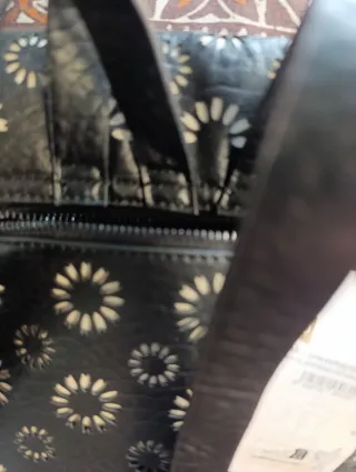 Mochila Desigual negra con flores blancas