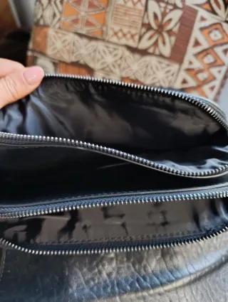 Mochila Desigual negra con flores blancas