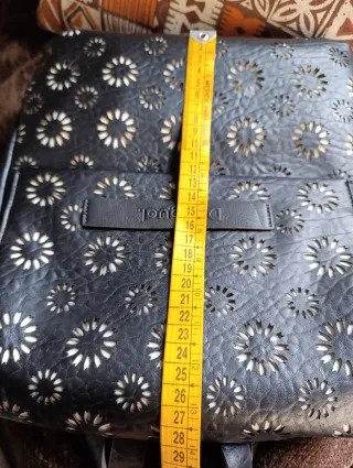 Mochila Desigual negra con flores blancas