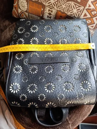 Mochila Desigual negra con flores blancas