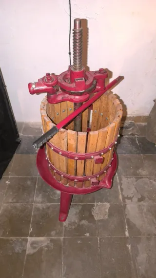 Prensa para vino de madera y metal