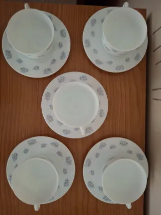 Conjunto 5 tazas de cerámica con platillos