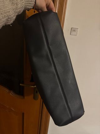 Borsa Byblos nera con dettagli