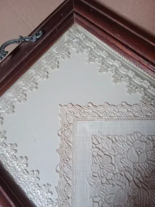 Vassoio antico con manici decorati