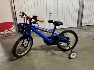 Bicicleta infantil azul con ruedines