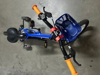 Bicicleta infantil azul con ruedines