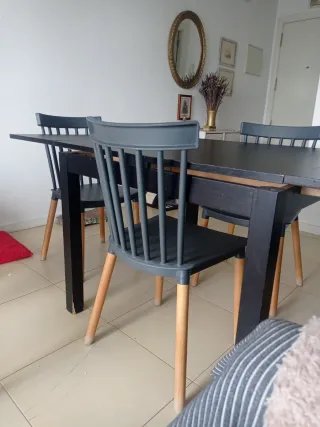 Mesa de comedor negra sin sillas