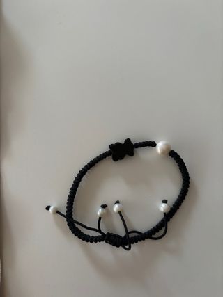 Pulsera negra con osito y perlas