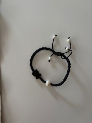 Pulsera negra con osito y perlas