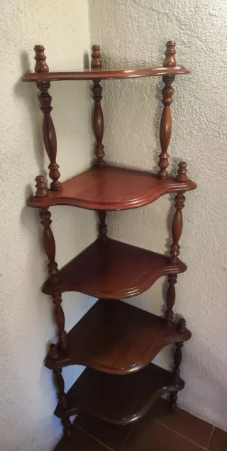 Estantería rinconera de madera
