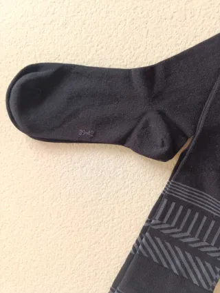 Calcetines altos hasta la rodilla grises y negros