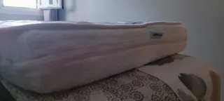 Cuna de bebé con colchón