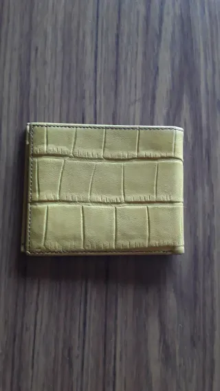 Billetera de piel amarilla