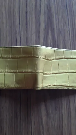 Billetera de piel amarilla
