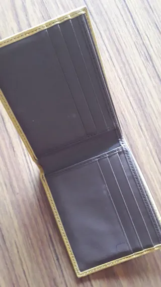 Billetera de piel amarilla