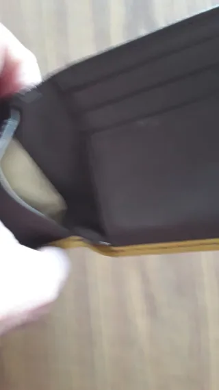 Billetera de piel amarilla