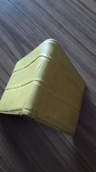 Billetera de piel amarilla