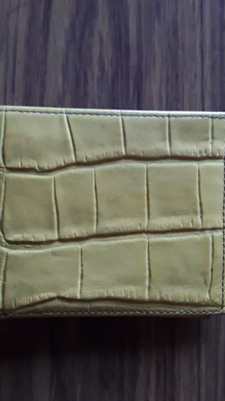 Billetera de piel amarilla