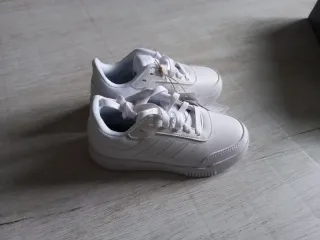 Zapatillas Adidas Blancas de Cuero Nuevas