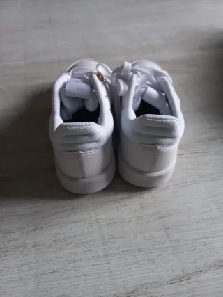 Zapatillas Adidas Blancas de Cuero Nuevas