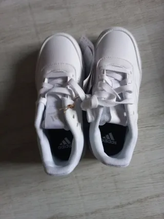 Zapatillas Adidas Blancas de Cuero Nuevas