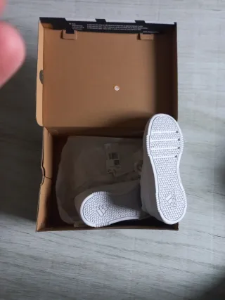 Zapatillas Adidas Blancas de Cuero Nuevas