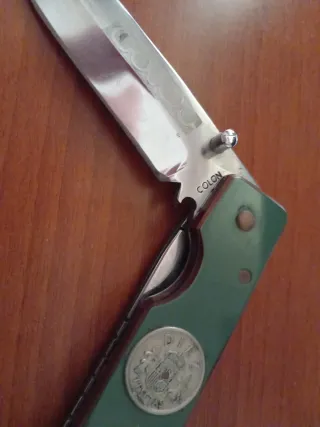 Pieza artesanal con moneda y joya.