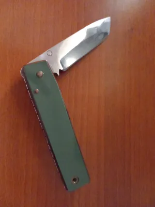 Pieza artesanal con moneda y joya.