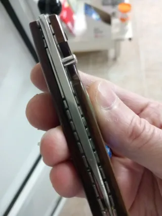 Pieza artesanal con moneda y joya.