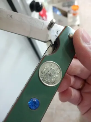 Pieza artesanal con moneda y joya.