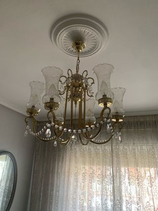 Lámpara de techo dorada con cristales de roca