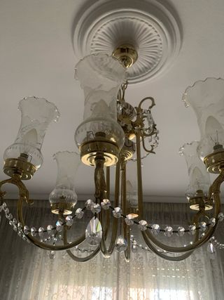 Lámpara de techo dorada con cristales de roca