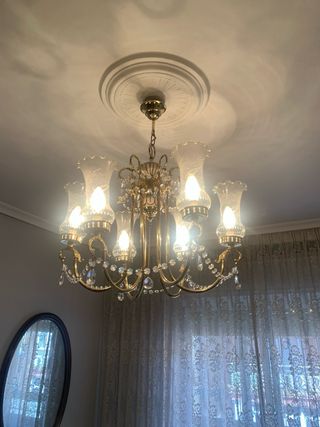 Lámpara de techo dorada con cristales de roca