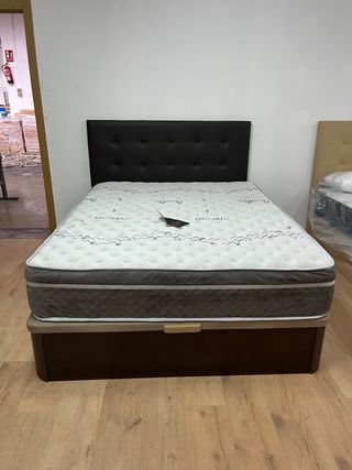 Canapé y colchón blanco