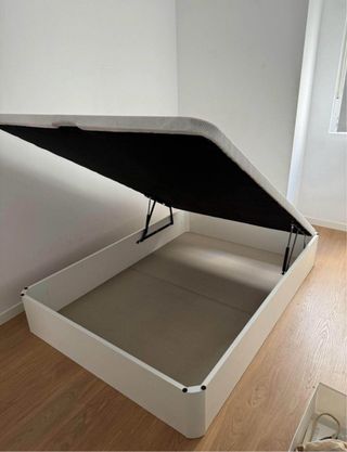 Canapé y colchón blanco