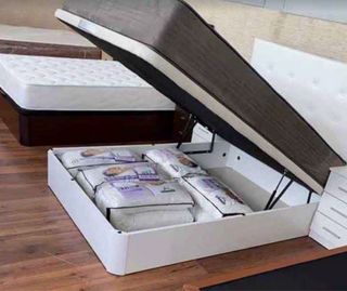 Canapé y colchón blanco