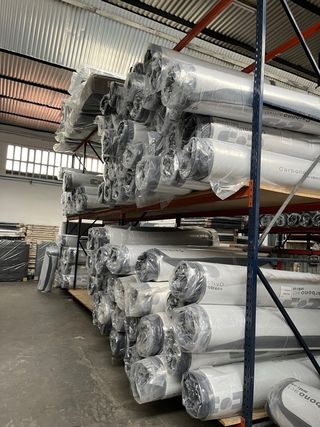 Canapé y colchón blanco