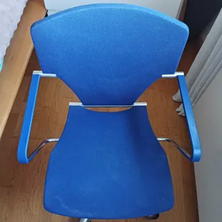 Silla de oficina azul con ruedas