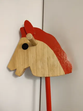 Caballo de madera con ruedas