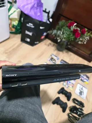 PlayStation 3 Slim 500GB + 2 Controles + 8 Juegos