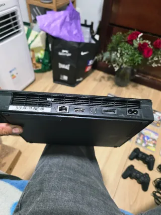 PlayStation 3 Slim 500GB + 2 Controles + 8 Juegos