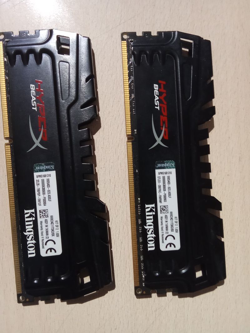 2x4Gb total 8Gbz Kingston HyperX DDR3 2400MHz RAM