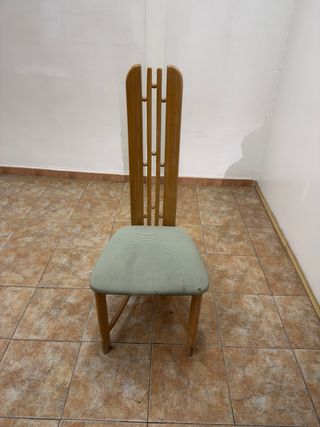 Silla de madera con asiento tapizado