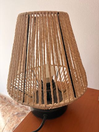 Lámpara de mesa de yute y metal